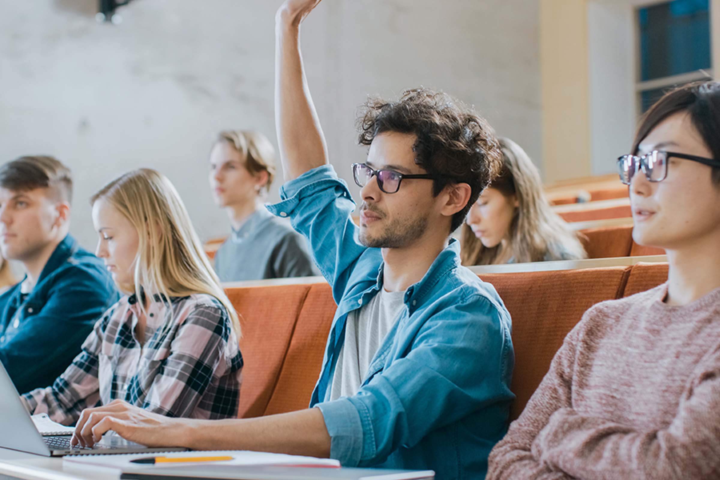 Many people attend these lectures. Студенты в аудитории. Занятия в аудитории. Университетская аудитория. Люди в университете.